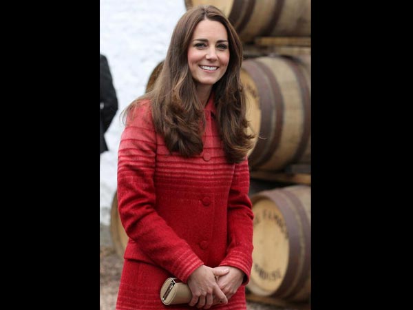 சிவப்பு உடையில் கேட் 