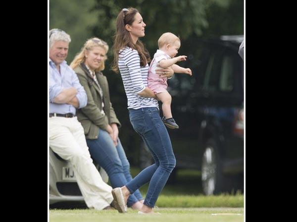 கேட் மிடில்டனே தூக்கி ஓடும் போது...