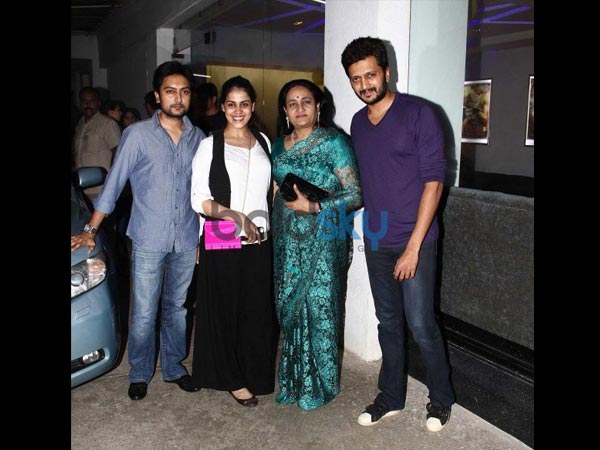 மீடியாக்களுக்காக கொடுத்த போஸ்...