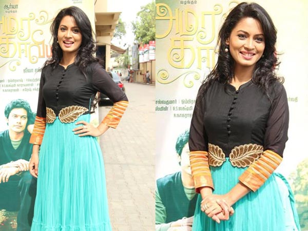 கவுனில் வந்த பூஜா