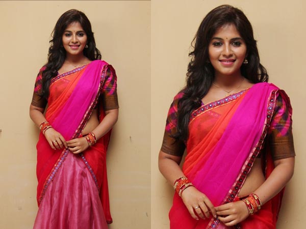 பிங்க் நிற பாவாடை தாவணியில் அஞ்சலி