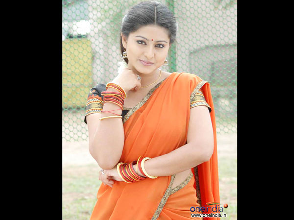 நடிகை ஸ்நேகாவின் சில வித்தியாசமான லுக்ஸ்!