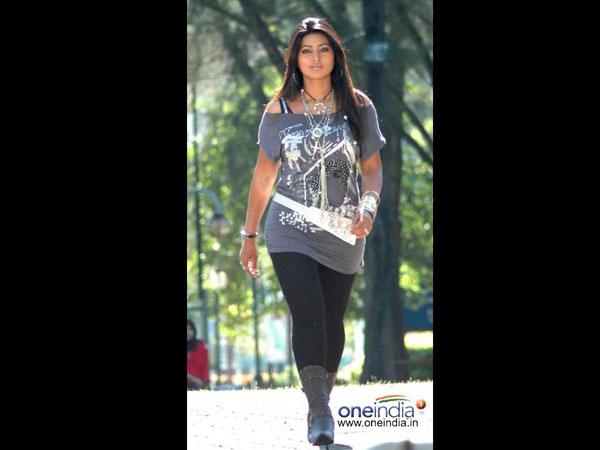 நடிகை ஸ்நேகாவின் சில வித்தியாசமான லுக்ஸ்!