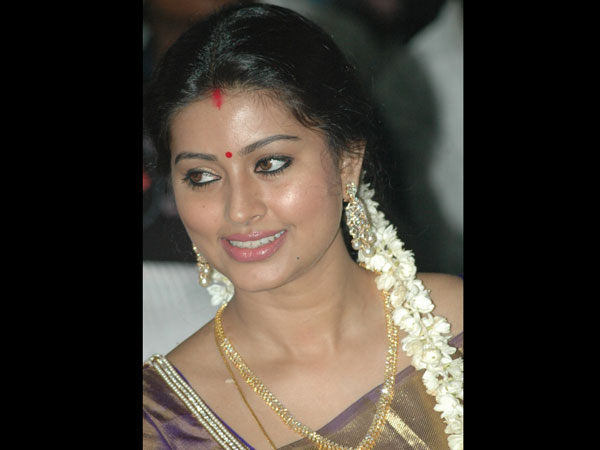 நடிகை ஸ்நேகாவின் சில வித்தியாசமான லுக்ஸ்!