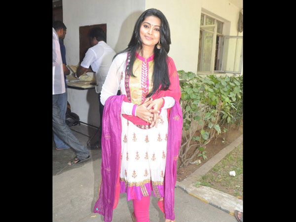 நடிகை ஸ்நேகாவின் சில வித்தியாசமான லுக்ஸ்!