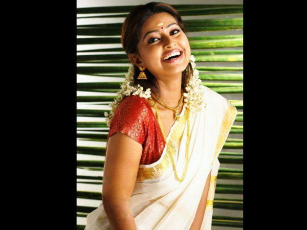 நடிகை ஸ்நேகாவின் சில வித்தியாசமான லுக்ஸ்!