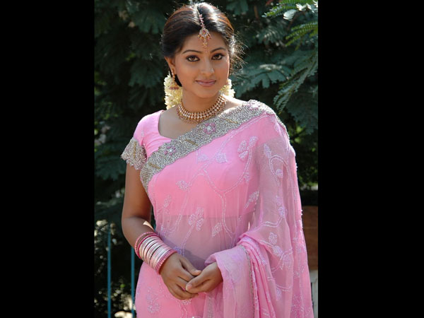 நடிகை ஸ்நேகாவின் சில வித்தியாசமான லுக்ஸ்!