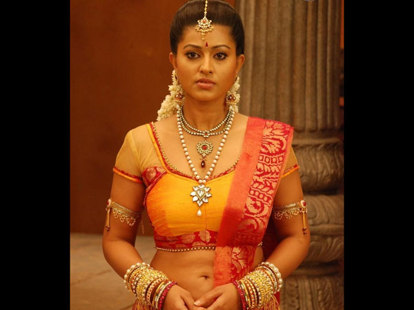 நடிகை ஸ்நேகாவின் சில வித்தியாசமான லுக்ஸ்!