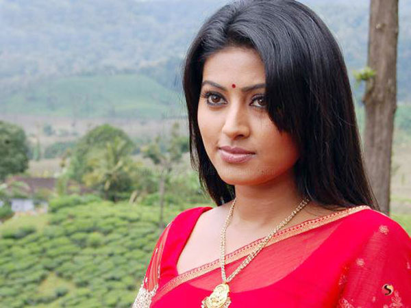 நடிகை ஸ்நேகாவின் சில வித்தியாசமான லுக்ஸ்!