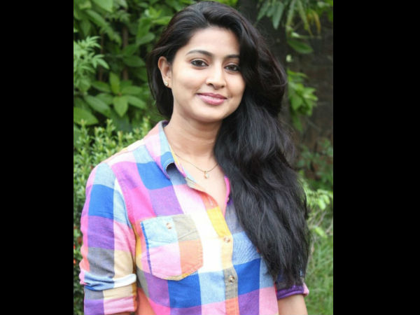 நடிகை ஸ்நேகாவின் சில வித்தியாசமான லுக்ஸ்!