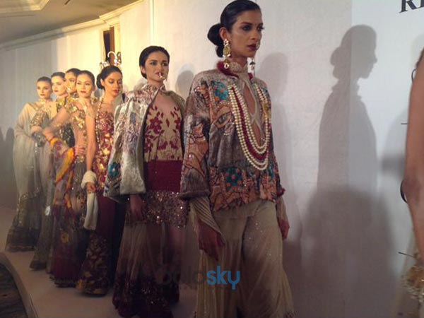 ரினாவின் உடையில் மாடல்கள் 