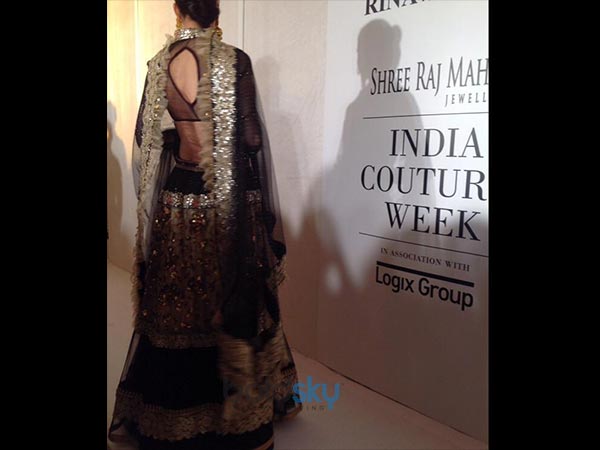 கருப்பு லெஹெங்காவின் பின்புறம்