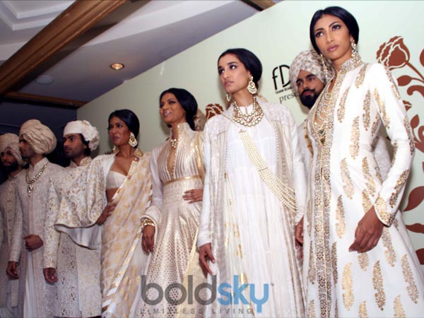 வெள்ளை மற்றும் கோல்டன் கலந்த உடைகள் 