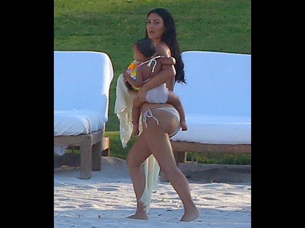 குழந்தையுடன் பிகினியில் கிம்