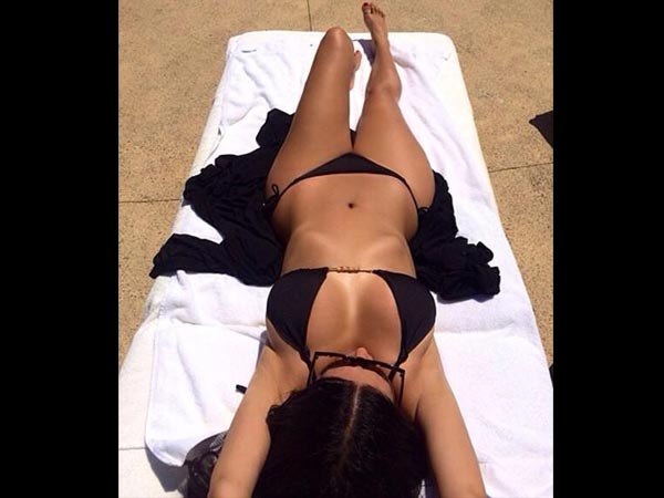 கருப்பு நிற பிகினியில் கிம்