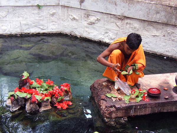 ஏன் பெண்கள் கோவில்களுக்குள் நுழைய முடிவதில்லை?