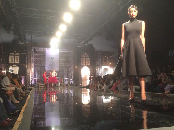 கருப்பு நிற முழுங்கால் அளவுள்ள கவுன்