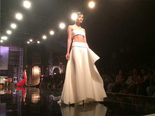 பிகினி டாப் மற்றும் லெஹெங்கா ஸ்கர்ட் 