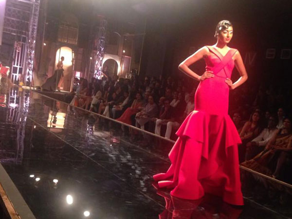 சிவப்பு நிற கவுன் 