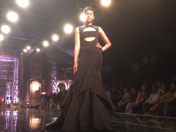 நீளமான கருப்பு நிற கவுன் 