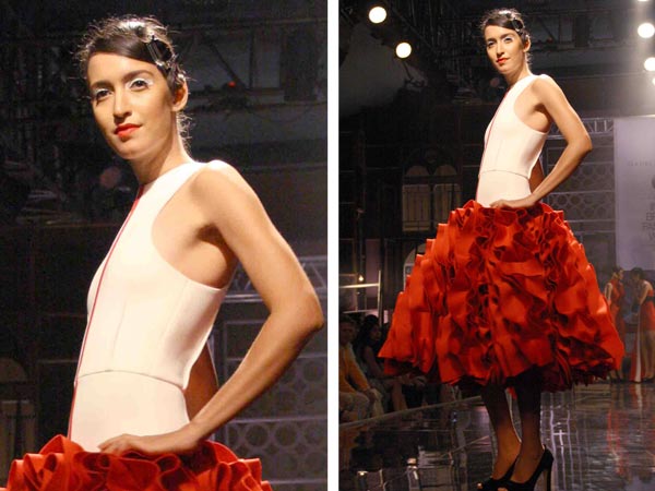 சிவப்பு மற்றும் வெள்ளை கலந்த கவுன் 