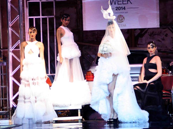 வெள்ளை நிற உடைகளில் மாடல்கள் 