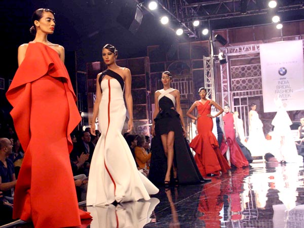 கவுரி மற்றும் நைனிகாவின் உடைகளில் மாடல்கள்