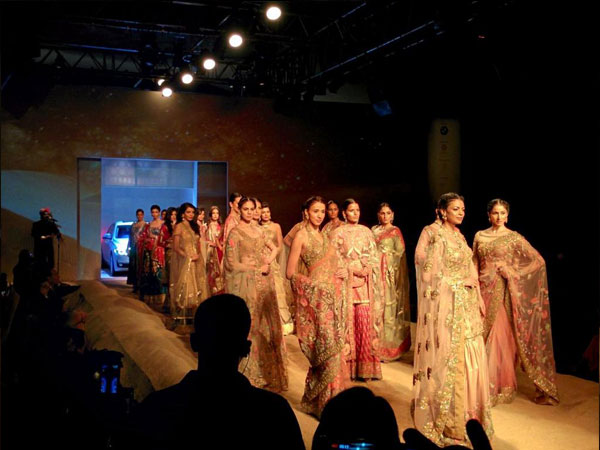 நியூட் மற்றும் பிங்க் நிறங்கள் கலந்த உடைகள் 