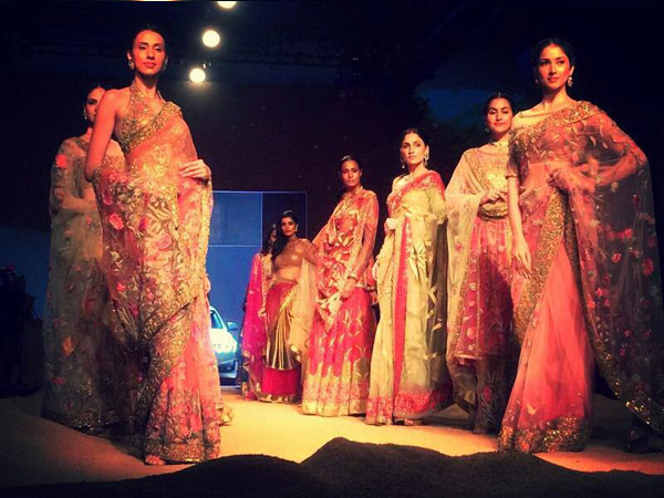 பல்வேறு டிசைன்களில் புடவைகள் 