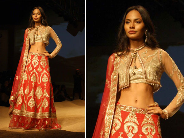 கிராப்-டாப் மற்றும் சிவப்பு நிற லெஹெங்கா 