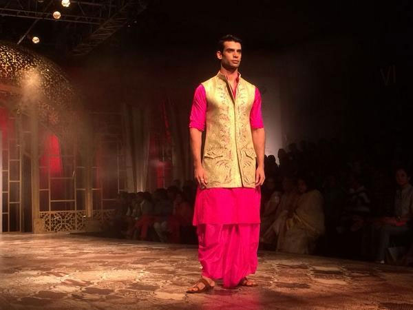 ஆண்களுக்கான பிங்க் நிற வேஷ்டி மற்றும் குர்தா