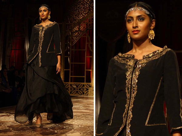 கோல்டன் பார்டர் கொண்ட கருப்பு நிற உடை