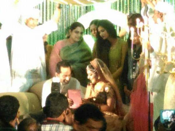 மோதிரம் மாற்றும் போது..