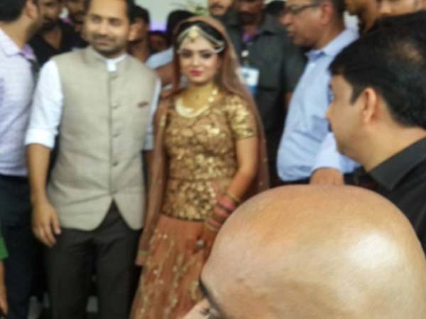 வெளியே வரும் தம்பதிகள்