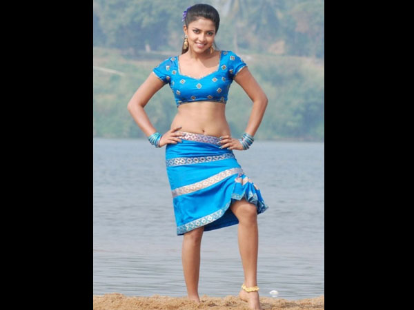 அமலா பாலின் சில அட்டகாசமான மற்றும் வித்தியாசமான லுக்ஸ்!!!