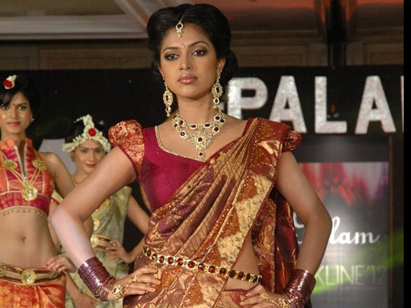அமலா பாலின் சில அட்டகாசமான மற்றும் வித்தியாசமான லுக்ஸ்!!!