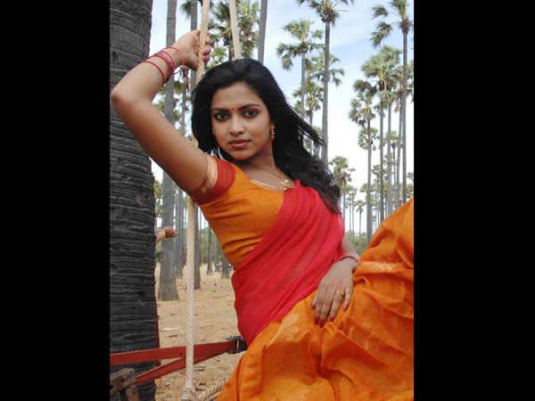 அமலா பாலின் சில அட்டகாசமான மற்றும் வித்தியாசமான லுக்ஸ்!!!