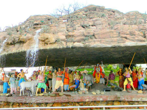 புராண அம்சம் கொண்ட கோவர்தன மலை