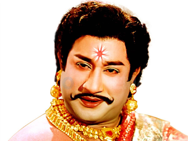 கதாப்பாத்திரமாக வாழ்ந்தவர்
