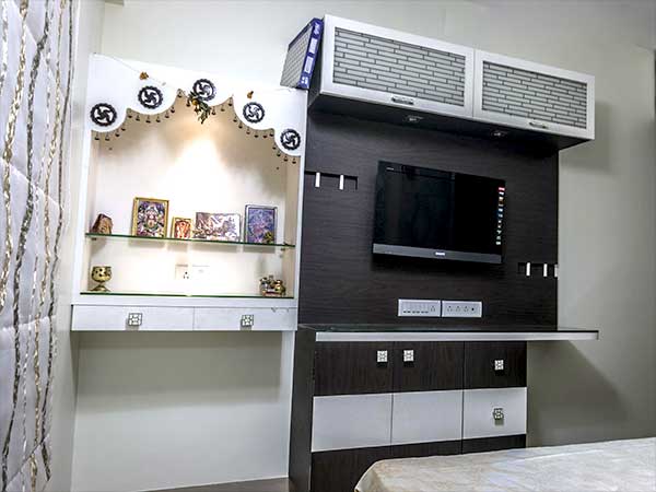 படுக்கையின் மூலையில் பூஜை அறை