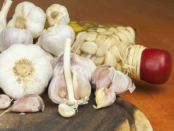 பூண்டு சாறு முடி வளர்ச்சிக்கு எப்படி உதவுகிறது?
