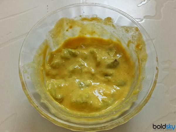கடலை மாவு மற்றும் சீகைக்காய் :