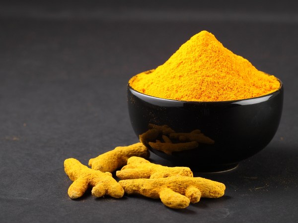 கருமையைப் போக்கும் தயிர் மற்றும் மஞ்சள்