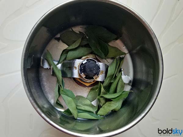 கருவேப்பிலை மற்றும் தேங்காய் எண்ணெய் :