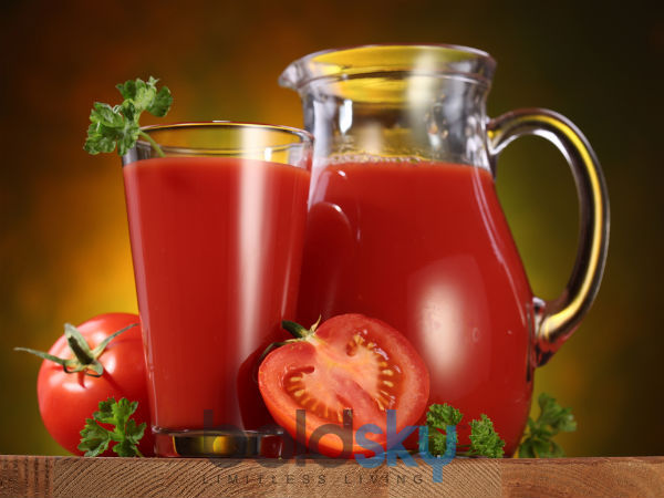 சந்தன பவுடர் மற்றும் தக்காளி சாறு