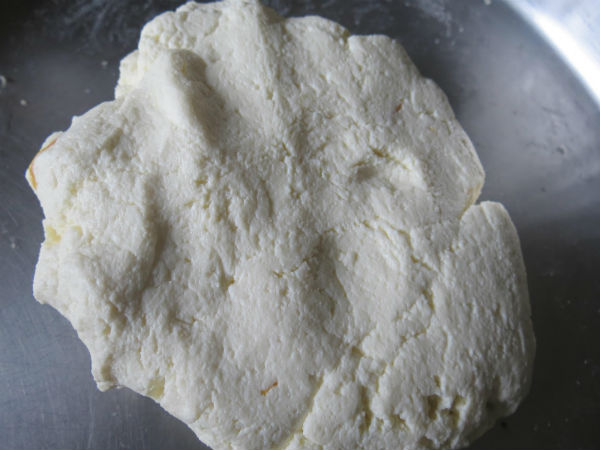 கொழுக்கட்டை மேல் மாவு கிளறுதல்