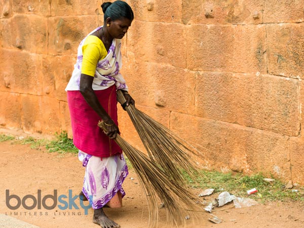 மாலை நேரத்தில் வீட்டை கூட்டுவது