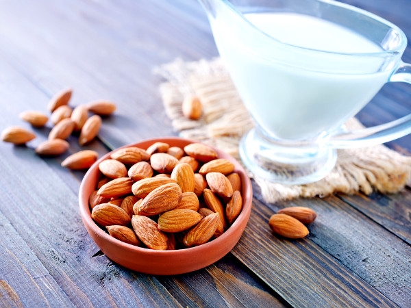 பாதாம் மற்றும் மற்ற பாலை குடிப்பது