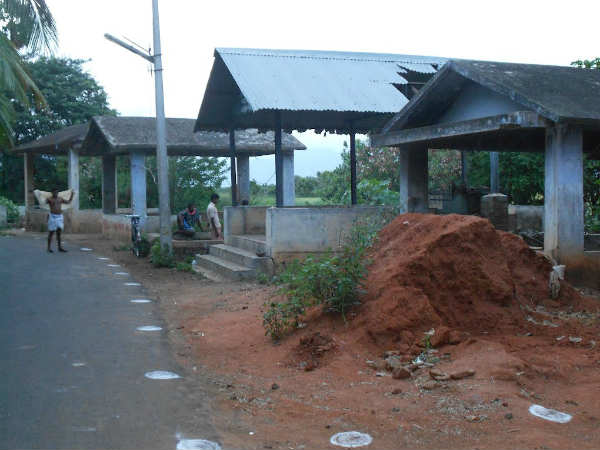 சுடுகாட்டிற்கு அருகில்