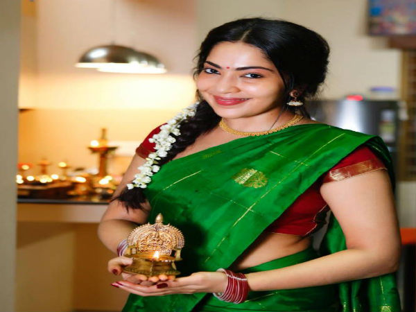 தொகுப்பாளினி